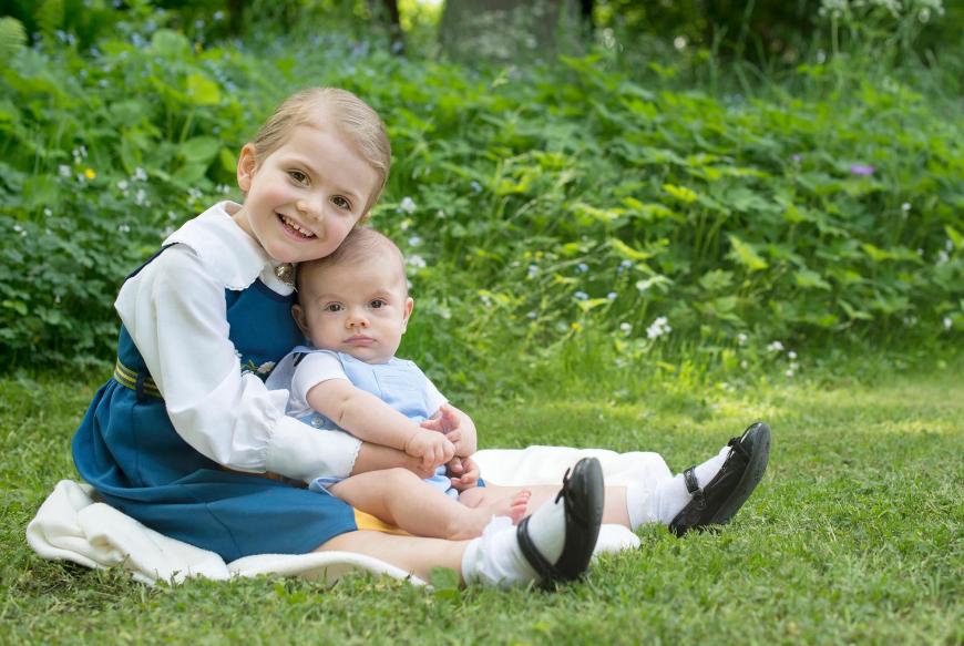 Dieses herzige Bild von Prinz Oscar und seiner großen Schwester Estelle lässt nicht nur in Schweden die Herzen der Royal-Fans schmelzen.