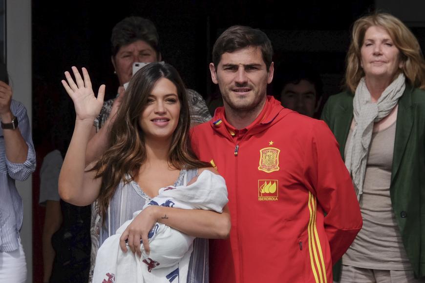 Sara Carbonero und Iker Casillas präsentieren Baby Lucas den wartenden Fotografen.