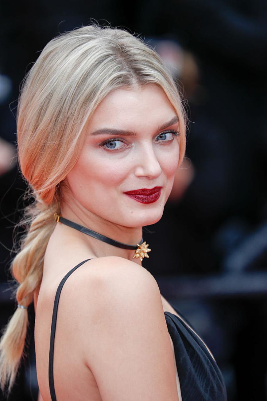 Klassisch geflochten: Lily Donaldson überzeugt mit einem tiefsitzenden Bauernzopf.