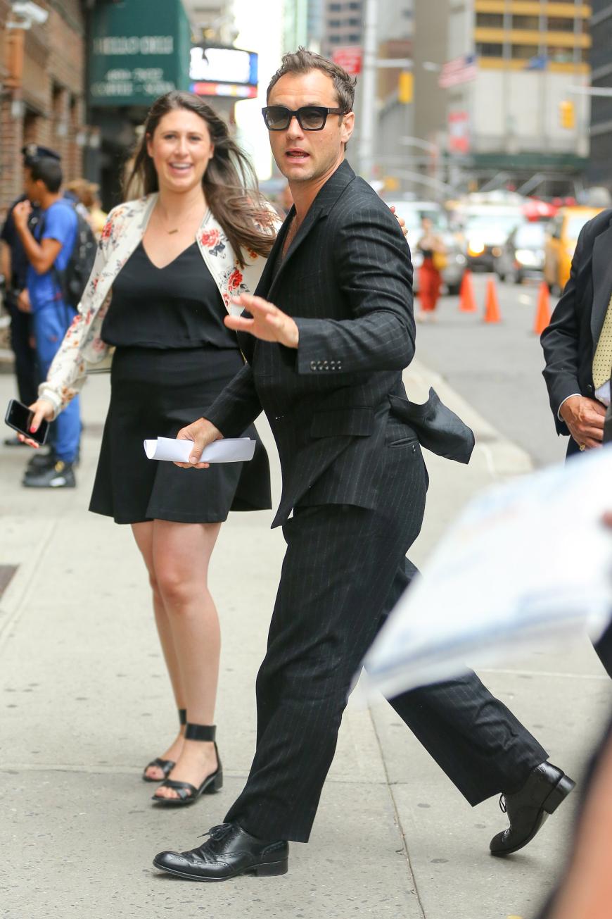 Jude Law hat es eilig auf dem Weg zur Late Show von Stephen Colbert in New York.