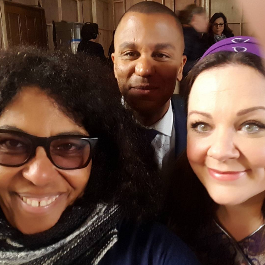 Kostümdesignerin Brenda Maben mit Yanic Truesdale (Michael Gerard) und Melissa McCarthy (Sookie).