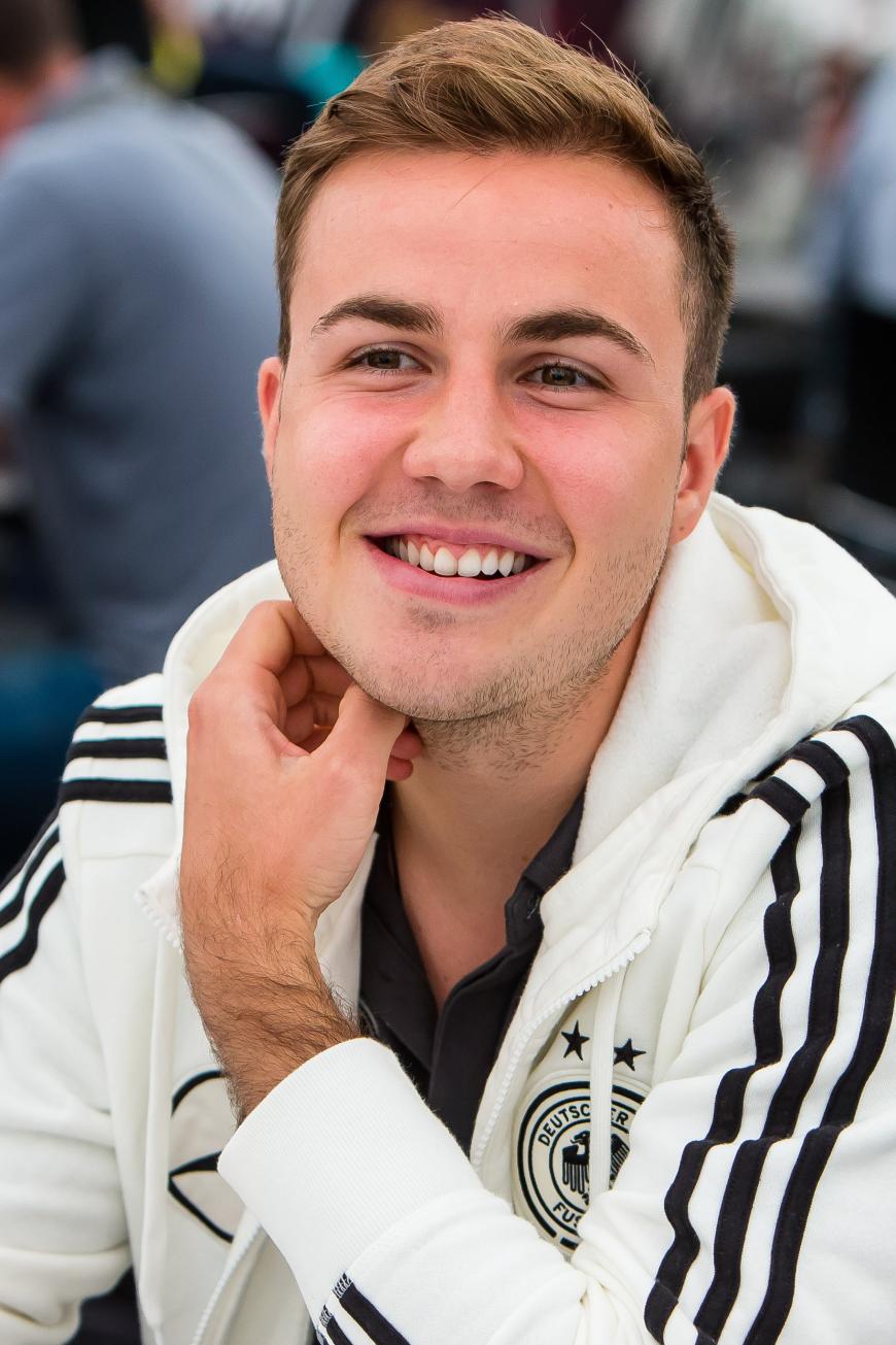 ... ihren Freund Mario Götze und die deutsche Nationalmannschaft in Frankreich an.