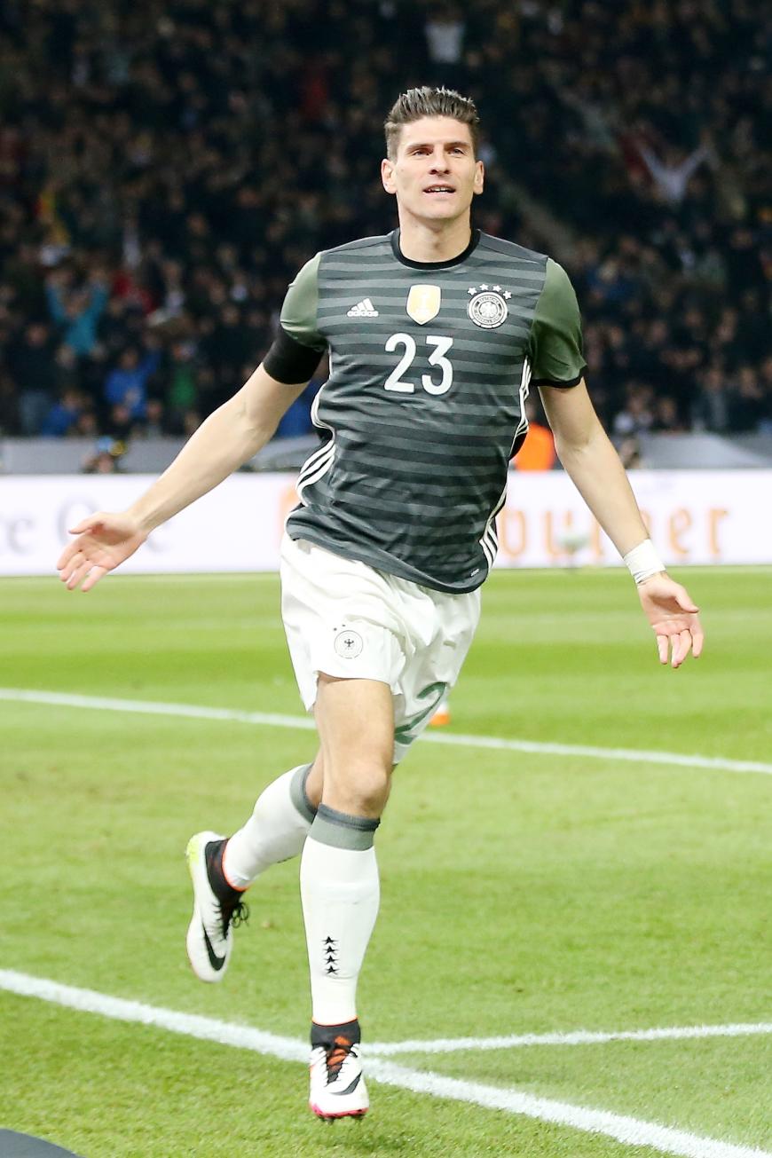 Seit kurzem ist Carina nämlich mit Fußball-Frauenschwarm Mario Götze verlobt. Die Hochzeit soll noch im Sommer stattfinden.
