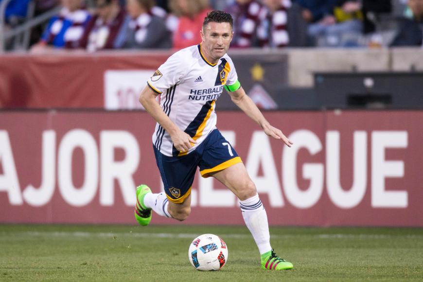 ... feuert ihren Liebsten, Kicker Robbie Keane an.