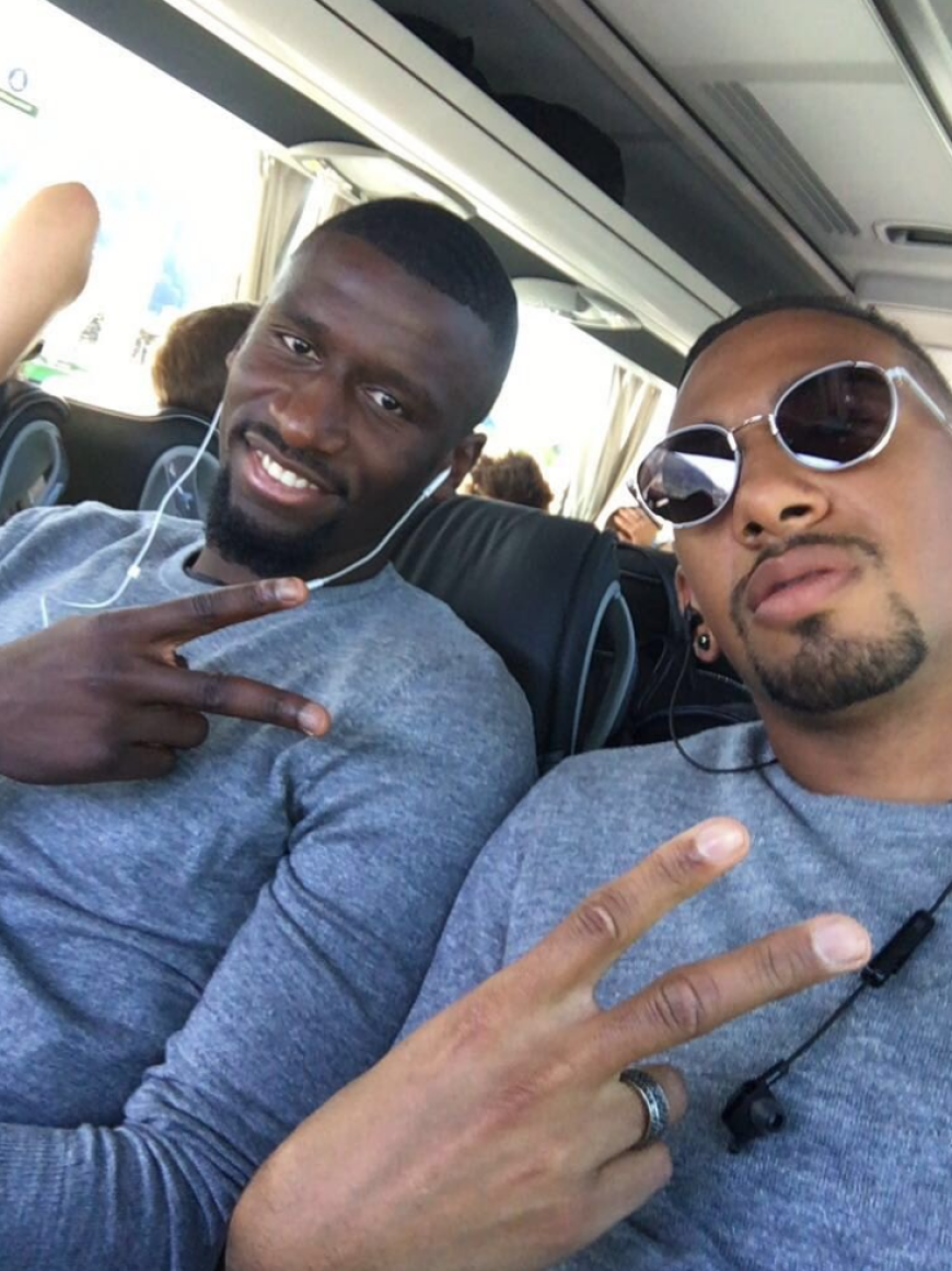 Für Antonio Rüdiger (l.) ist die EM schon vorbei, bevor sie überhaupt begonnen hat: Der Abwehrspieler verletzte sich beim Training. Jérome Boateng macht ihm via Twitter Mut, schreibt am 7. Juni: