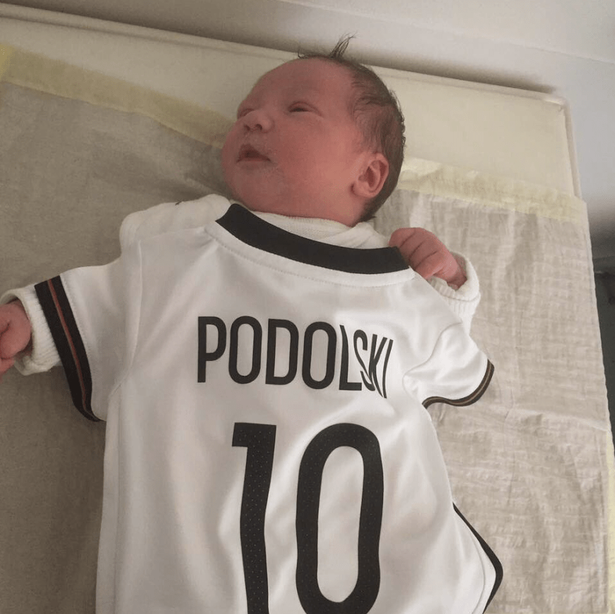Das erste EM-Baby ist da! Am 6. Juni twittert Lukas Podolski dieses zuckersüße Foto seiner kleinen Tochter Maya. Versteht sich von selbst, dass die Kleine für ihren ersten Auftritt vor fast 3 Millionen Twitter-Followern entsprechend eingekleidet wurde.