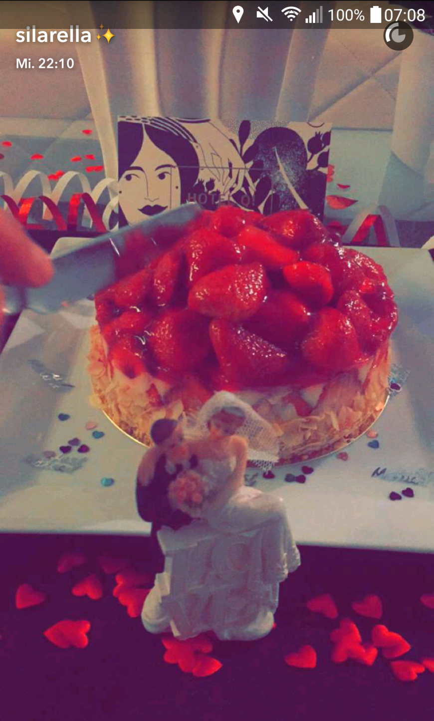 Eine kleine Erdbeertorte zur standesamtlichen Hochzeit