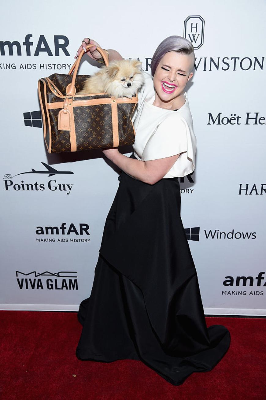 Kelly Osbourne trug ihr Plus 1 in ihrer Louis Vuitton Bag.