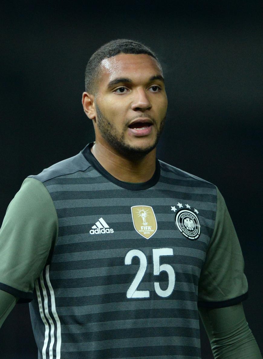 Nachgerückt für Antonio Rüdiger (verletzte sich kurz vor der EM am Kreuzband) ist Jonathan Tah, der mit Freundin Sina glücklich ist.