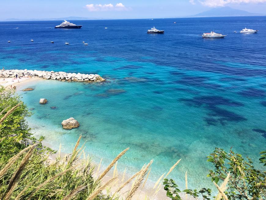 Traumkulisse mit türkisblauem Wasser: Der Strand Marina Grande ist zu Fuß vom Hafen aus gut zu erreichen. Wunderschön ist auch der Strand Cala Ventroso im Süden der Insel.