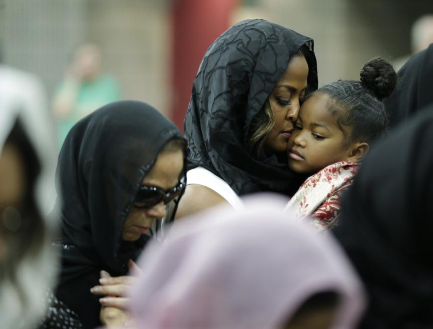 Muhammad Alis Tochter Laila kuschelt sich an ihre kleine Tochter.