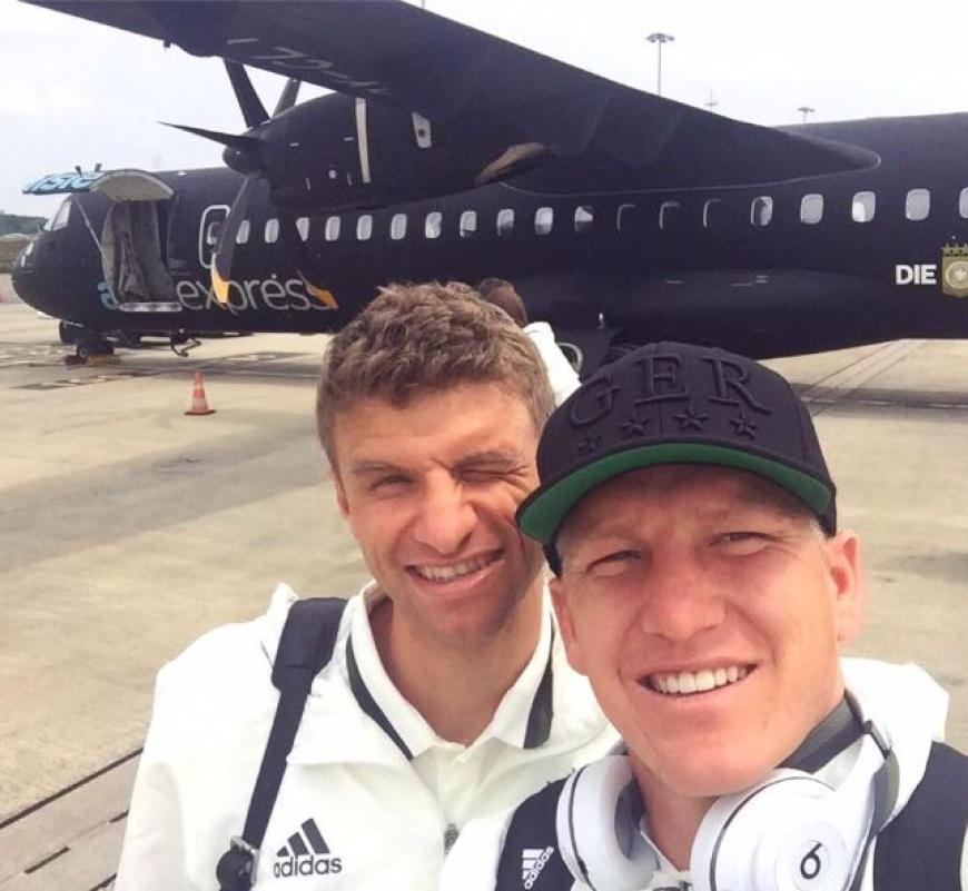 Bastian Schweinsteiger und Thomas Müller sind in Lille gelandet. Dem ersten Spiel unserer Nationalmannschaft steht also nichts mehr im Wege.