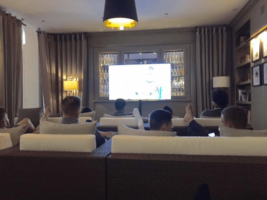 Die Ruhe vor dem Sturm: Jogis Jungs lassen es sich vor dem ersten EM-Spiel gegen die Ukraine im Luxus-Hotel gutgehen.