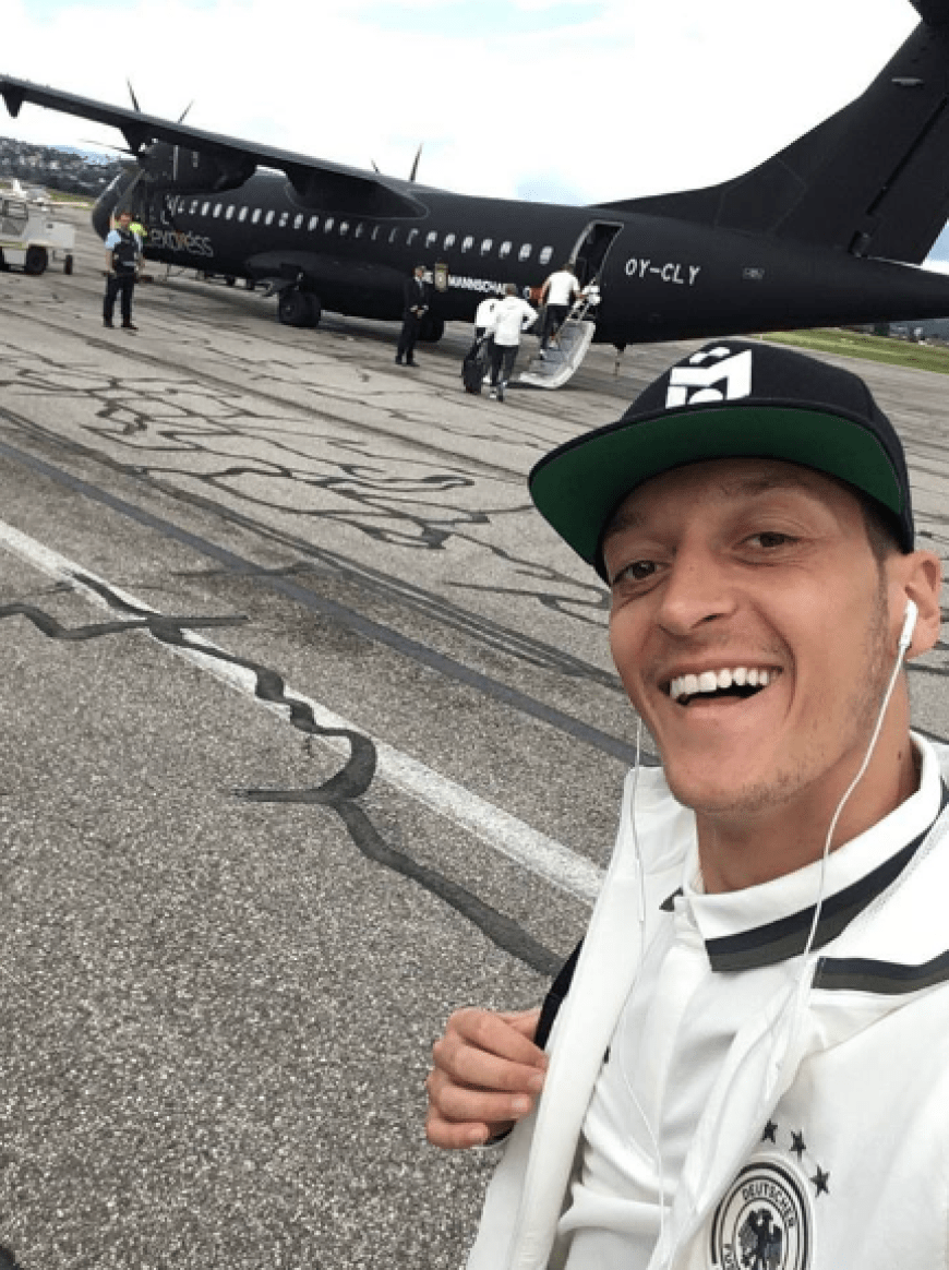Es geht los! Mesut Özil knippst noch ein letztes Selfie, bevor es mit den Privatflieger nach Lille geht.