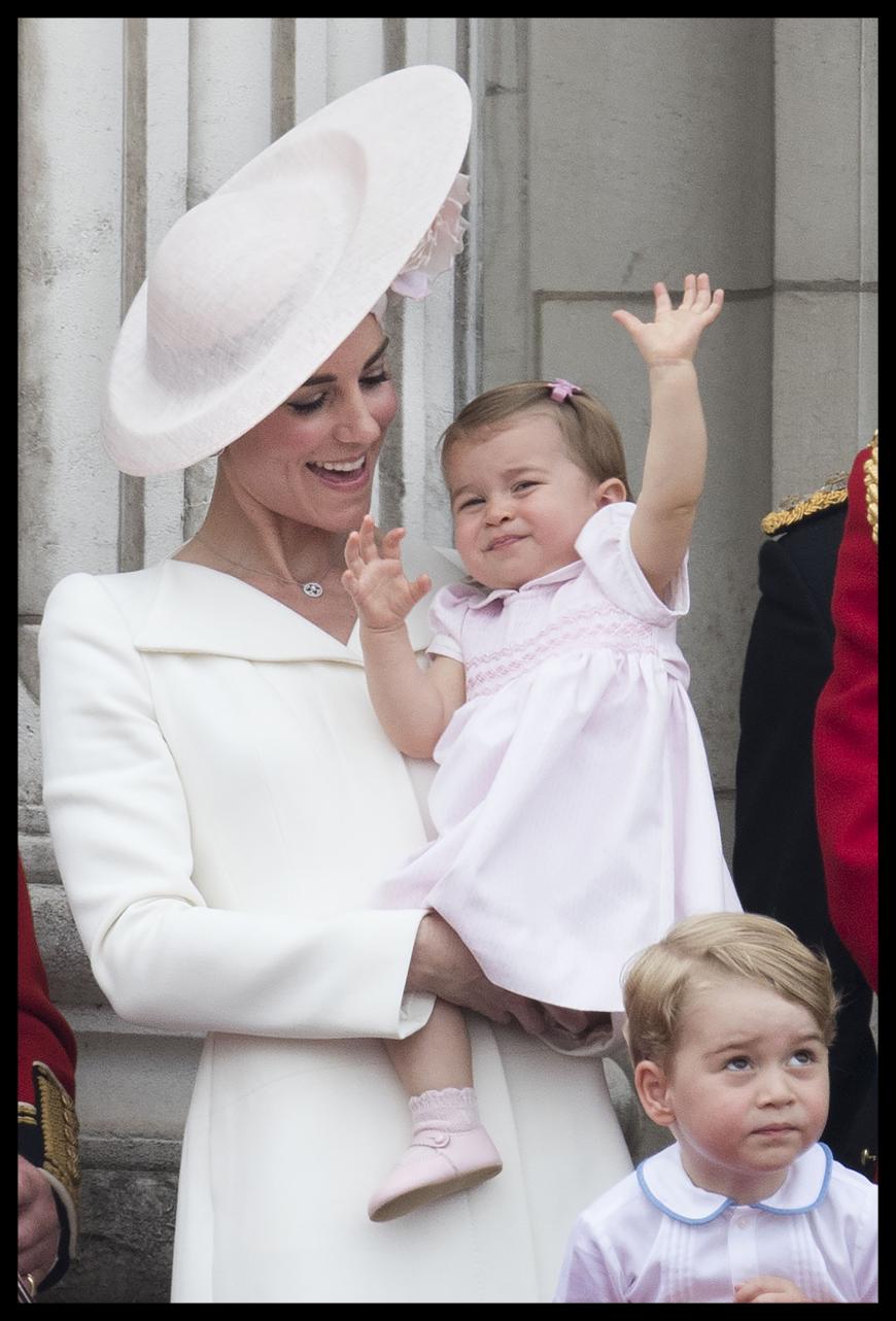 Prinzessin Charlotte durfte zum ersten Mal vom Balkon des Buckingham Palace winken.