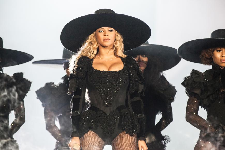 Auch Stars wie Beyoncé bekunden ihr Beileid nach der Tragödie auf Instagram.