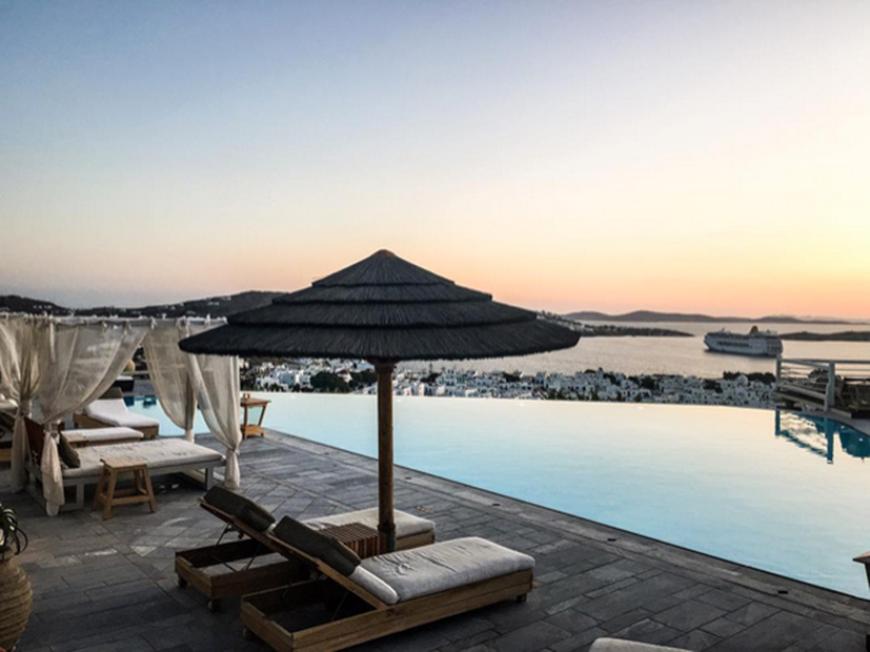 Was für ein traumhafter Ausblick über den Infinitypool direkt aufs Meer.