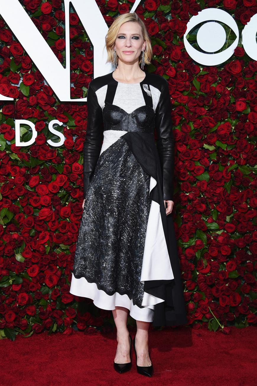 Den wohl ausgefallensten Look des Abends trug Cate Blanchett in einem schwarz-weißen Kleid mit geometrischem Muster, Lederärmeln und aufgenähtem Spitzen-Bustier.