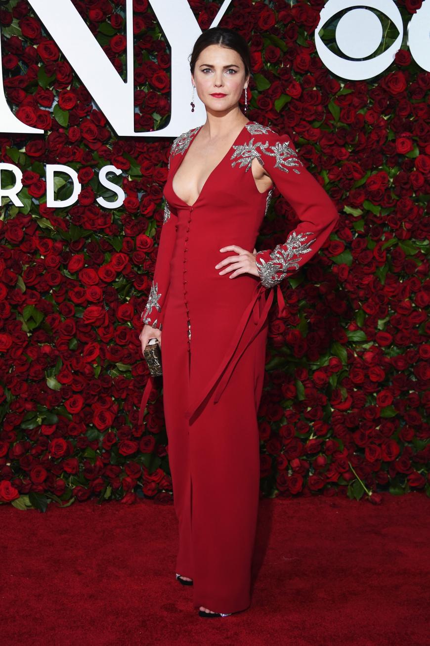 Mommy-Glow: Nur wenige Wochen nach der Geburt ihres Kindes zeigte Keri Russell ihren beeindruckenden After-Baby-Body in einem roten Kleid mit Knopfleiste, tiefem Dekolleté und Blumenapplikationen.