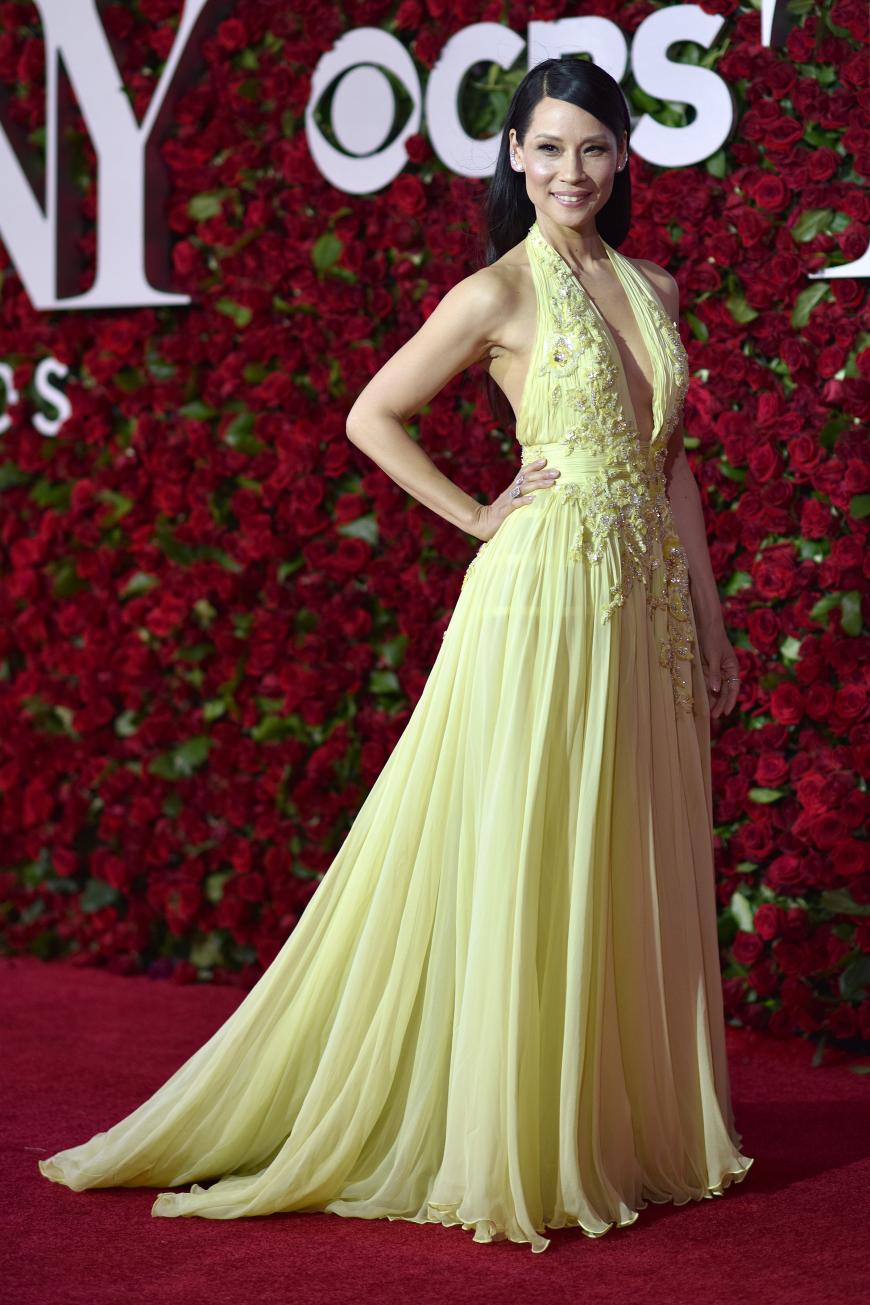 Lucy Liu strahlte mit ihrem zitronengelben Kleid von Zuhair Murad Couture um die Wette und setzte ebenfalls auf einen ziemlich tiefen Ausschnitt.
