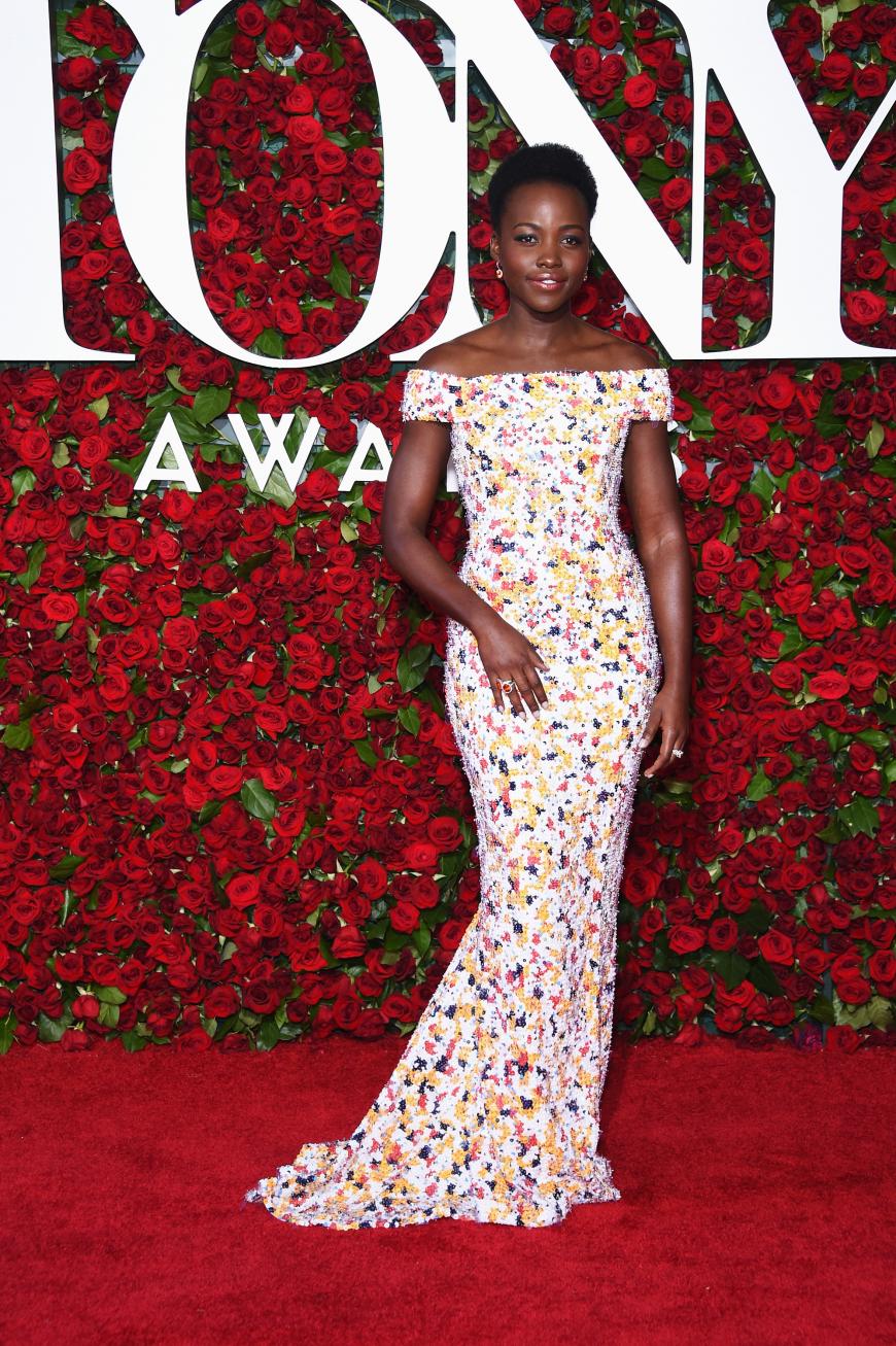 Zauberhaft: Lupita Nyong'o in einer Blütenrobe mit Carmen-Ausschnitt von Boss.