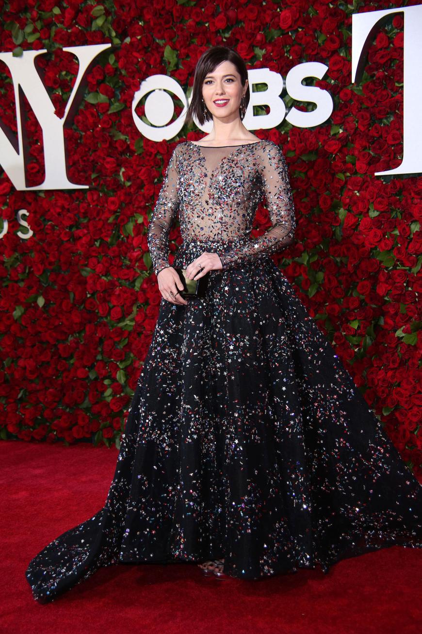 Mary Elizabeth Winstead glitzerte in einer aufwendigen Robe von Zuhair Murad Couture mit transparentem Oberteil.