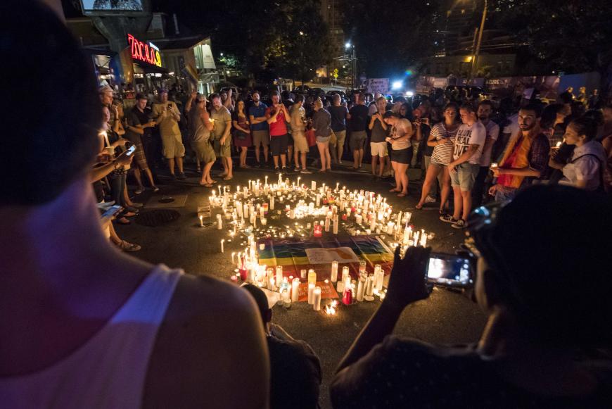In Atlanta haben die Menschen Kerzen für die Opfer angezündet.