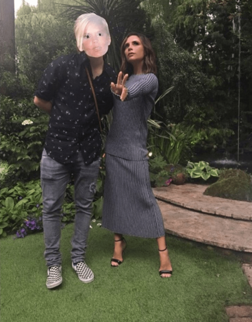 Huch, wir sehen doppelt! Victoria Beckham posiert neben ihrem sexy 90er-Jahre-Pendant aka Sohn Brooklyn Beckham.