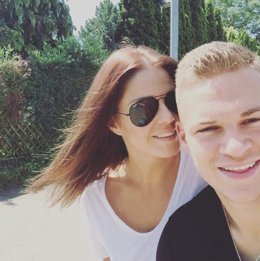 Lina Meyer teilt die letzten Entspannungsphasen vor der EM gemeinsam mit ihrem Schatz Joshua Kimmich in Frankreich und lässt uns mit einem sonnig-grünen Selfie an ihrem Glück teilhaben.