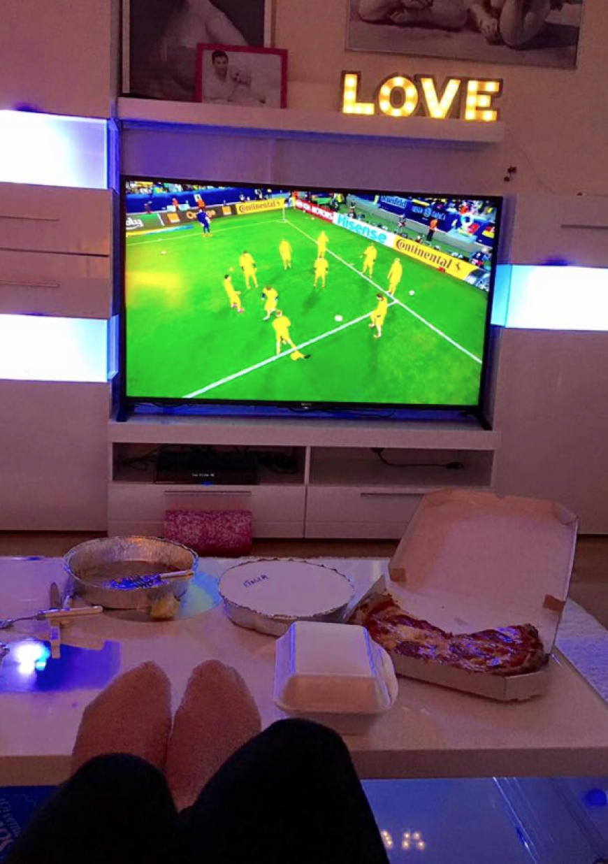 Na, welche Promidame hat es sich hier mit Fast Food und Fußball gut gehen lassen? Daniela Katzenberger setzt auf Kuschelsöckchen und italienisches Essen vom Lieferdienst.