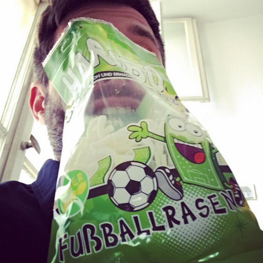 Moderator Jochen Schropp vergnügt sich beim Fußballgucken auch kulinarisch.
