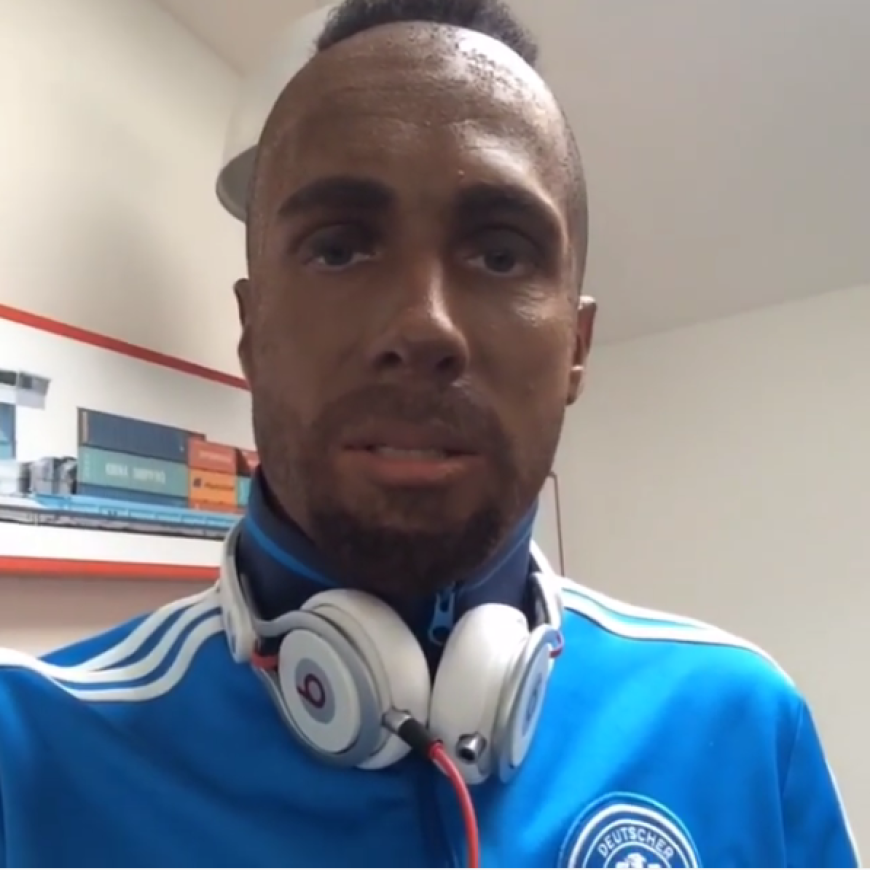 Oliver Pocher äußert seine Fanstimmung mit Jérôme-Boateng-Verkleidung.