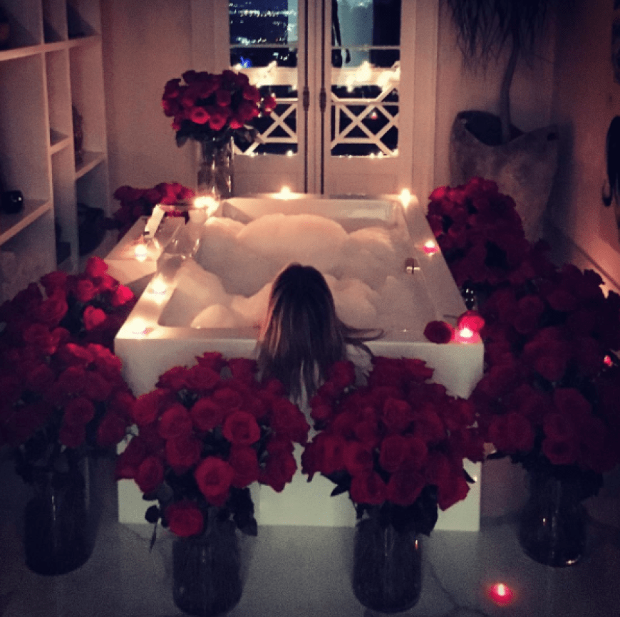 Im Liebesglück: Heidi Klum genießt ihr Vollbad inmitten eines riesigen Rosen-Meers.
