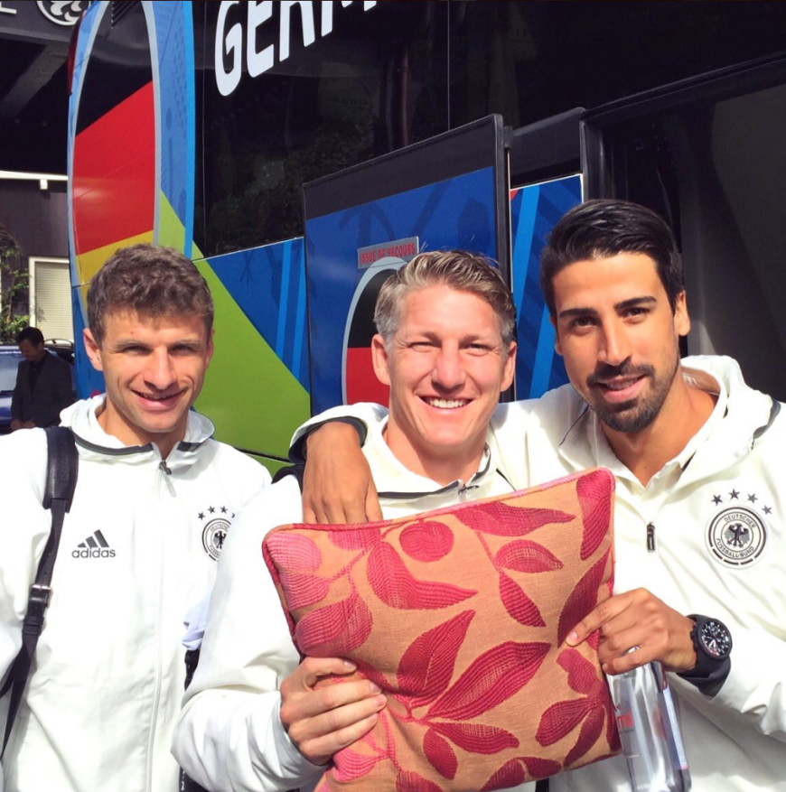 Das Schlafkissen im Schlepptau, bei blendender Laune: Thomas Müller, Bastian Schweinsteiger und Sami Khedira (v.l.) vor dem zweiten Vorrundenspiel auf dem Weg zum Flughafen. Khedira kommentiert belustigt: