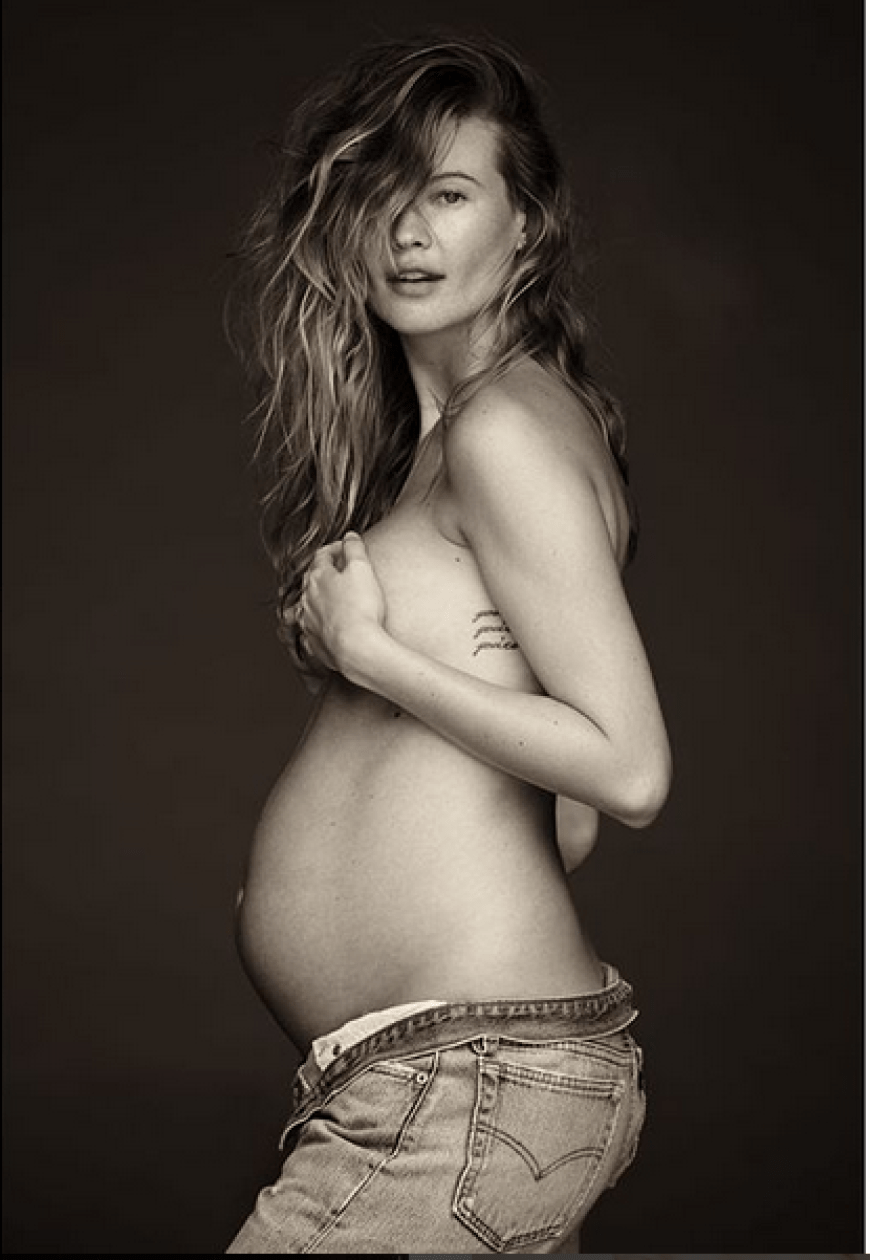 Er kann es kaum noch erwarten, Vater zu werden. Adam Levine hat dieses sexy Bild seiner hochschwangeren Frau auf Instagram gepostet. Sein Kommentar:
