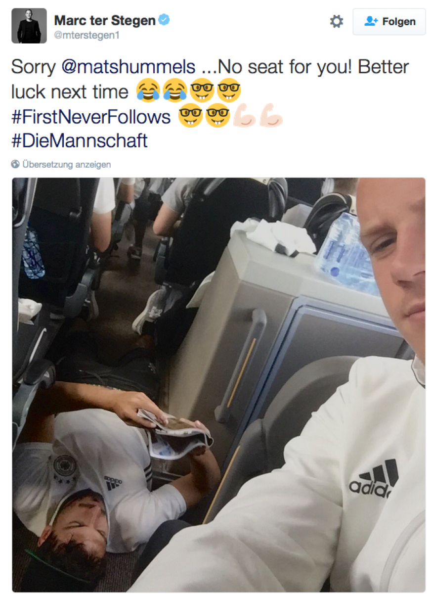 Fies! Marc-André ter Stegen zwitschert schadenfroh zu einem auf dem Gang liegenden Mats Hummels: