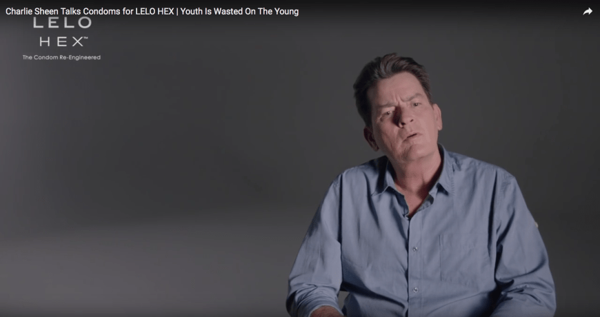 Charlie Sheen wirbt in einem Spot für Kondome.