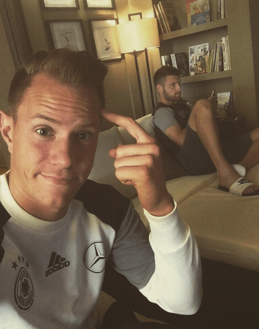 Marc-André ter Stegen gratuliert Team-Kollegen Shkodran Mustafi, der das erste Tor gegen die Ukraine erzielte: „Sein Kopf tut immer noch weh! Herzlichen Glückwunsch @MustafiOfficial für dein erstes Tor für Deutschland!