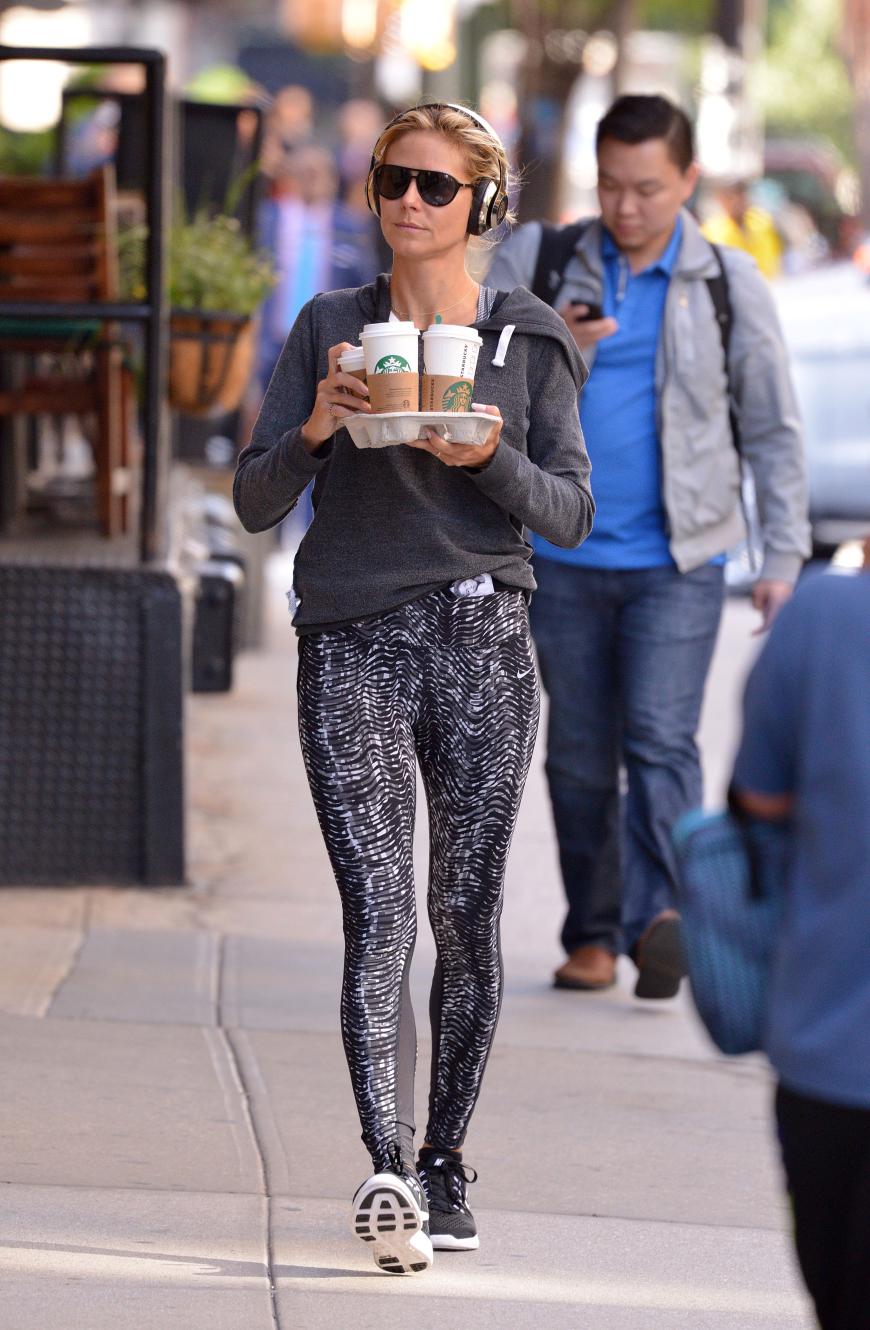 Heidi Klum spaziert mit Musik auf den Ohren und Kaffee in der Hand durch New York.