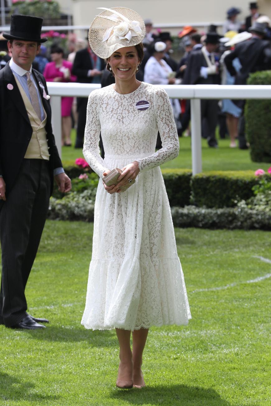 Spitzen-Auftritt: Herzogin Catherine erstrahlte beim Pferderennen Royal Ascot in einem taillierten Kleid von Dolce and Gabbana. Stolze 4360 Euro ließ sich das englische Königshaus den Designer-Fummel kosten.