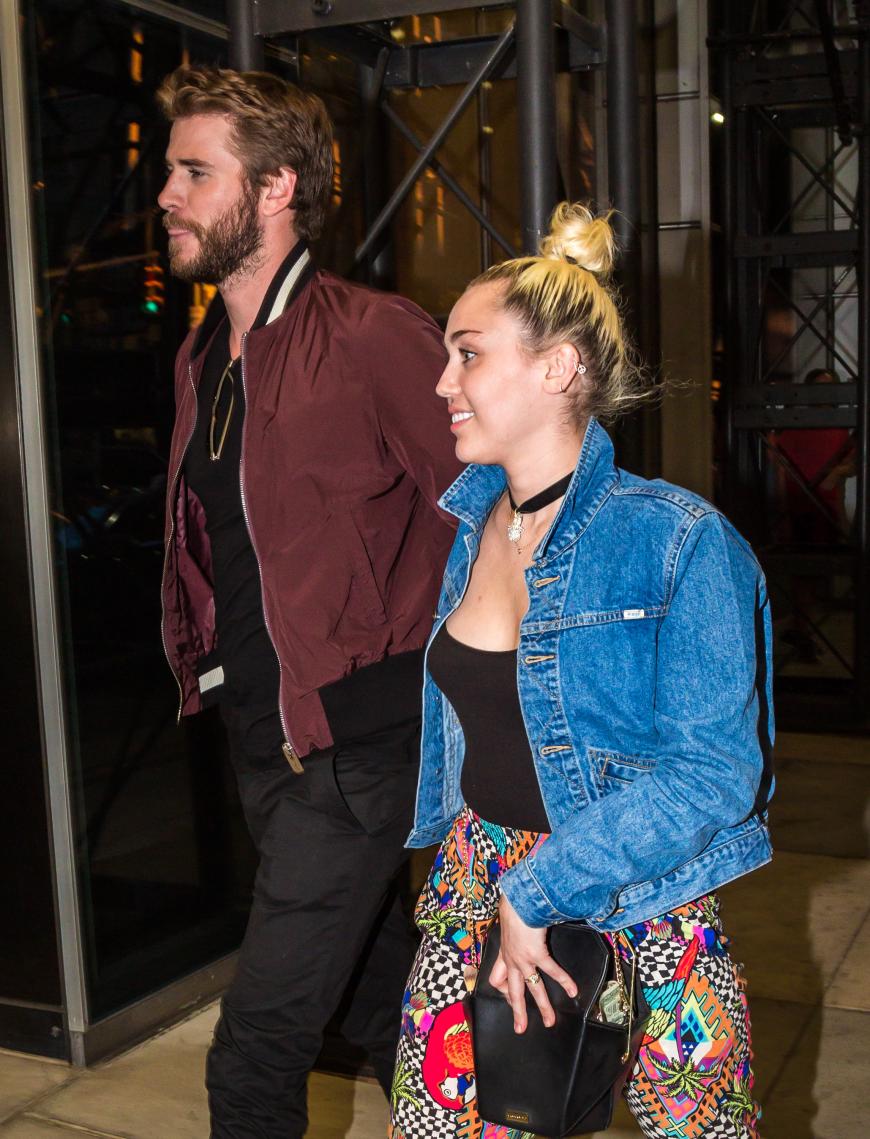 Liam Hemsworth und Miley Cyrus auf dem Weg in ihr Hotel.