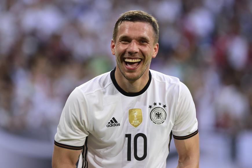 Doch nachdem sich erst Lukas Podolski solidarisch mit seinem Trainer zeigte, zogen auch Promi-Herren wie...