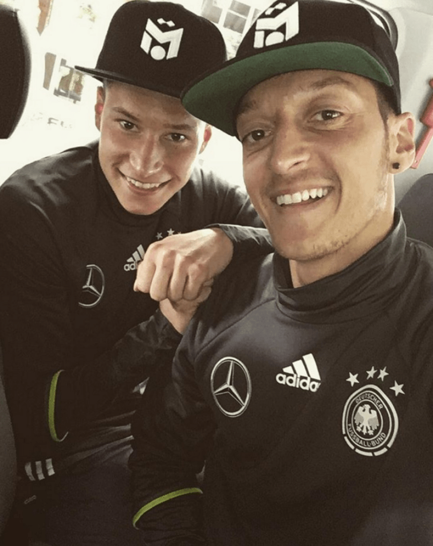Nach dem Spiel ist vor dem Spiel! Das wissen auch Julian Draxler (l.) und Mesut Özil. Letzterer twittert: „Auf dem Weg zum Training. Die nächste Herausforderung gegen Polen wartet bereits am Donnerstag auf uns!