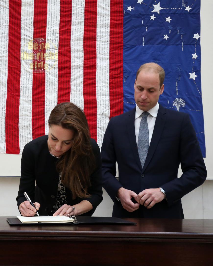 Am Dienstag trugen sich Prinz William und Herzogin Kate in das Kondolenzbuch der Londoner US-Botschaft ein, um ihrer Trauer über die Opfer des Anschlags in Orlando Ausdruck zu verleihen.