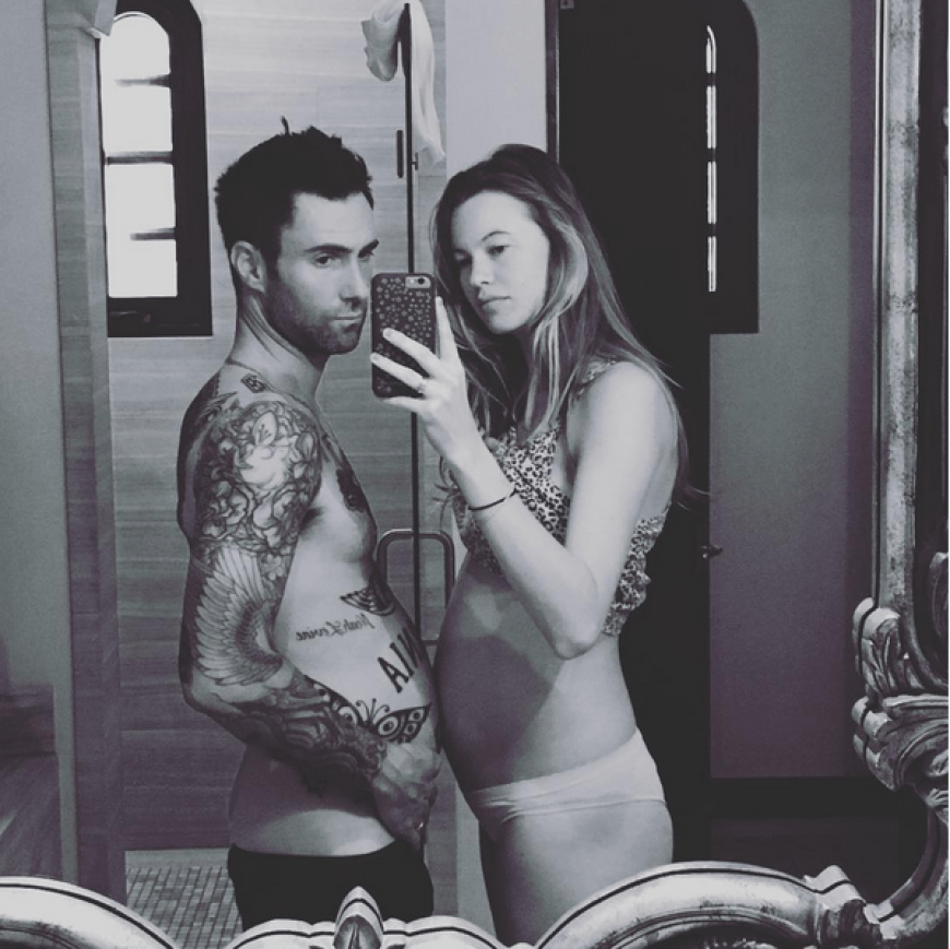 Wer bekommt hier eigentlich das Baby? In diesem süßen Schnappschuss macht Adam Levine seiner Frau ernsthaft Konkurrenz.
