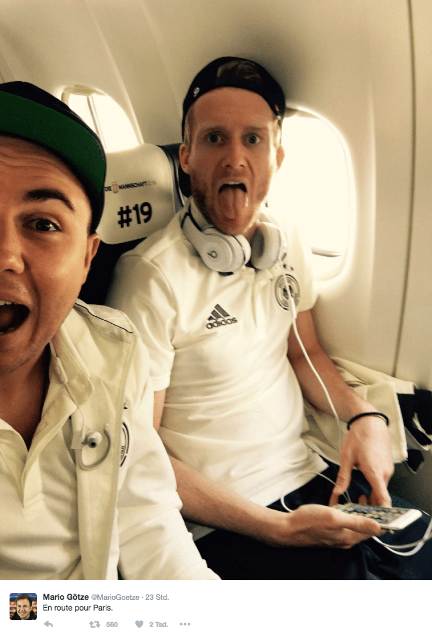 Faxen im Flieger nach Paris: Mario Götze und André Schürrle albern rum.