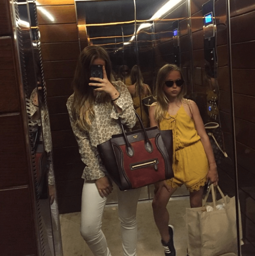 Davina und Shania posieren für ihre Follower mit Designer-Tasche.