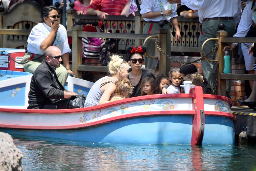 Der ganze Kardashian-Clan feierte North' Geburtstag in Disneyland in Anaheim, Kalifornien. Doch die Fahrt mit dem Boot an der Seite von Mama Kim Kardashian scheint klein Nori nicht sonderlich zu gefallen.