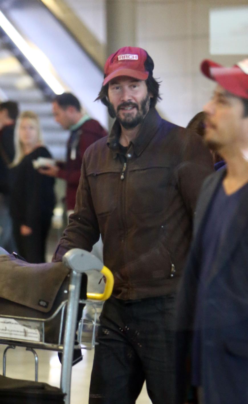 Keanu Reeves wurde kurz vor dem EM-Spiel Deutschland gegen Polen am Flughafen von Paris gesichtet.