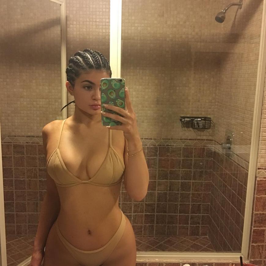 Ähm, ist sie nackt? Nein, ist sie nicht! In diesem nudefarbenen Bikini macht Kylie Jenner eine ziemlich heiße Figur...